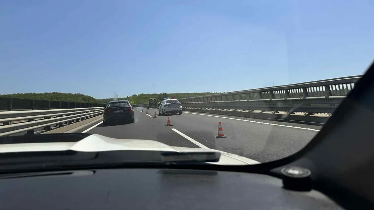 A völgyhíd közepén robbant le egy autó, dugó az M7-esen
