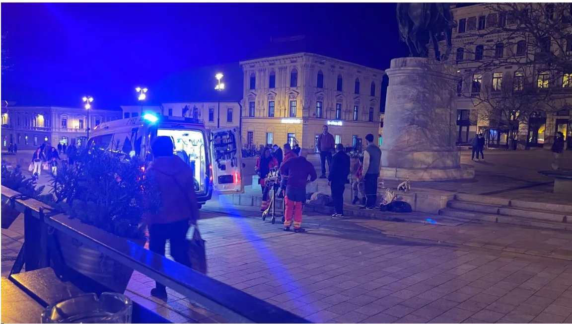 Rendőrök dolgoznak a helyszínen a pécsi Széchenyi téri késelés után