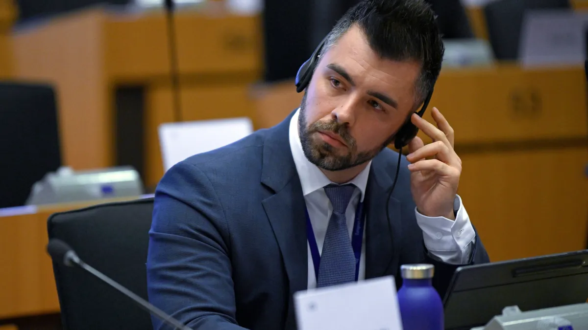 Megsimogatta Kulja buksiját a gazdi