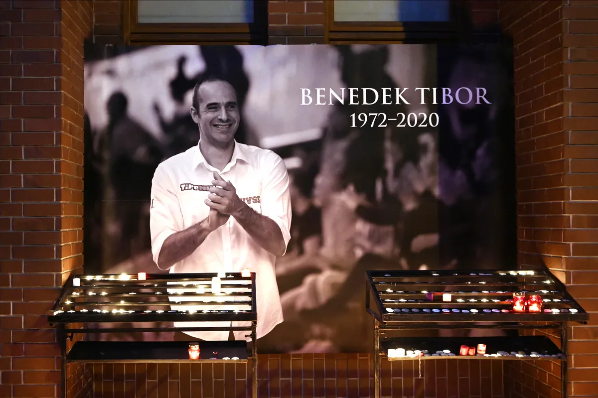 Benedek Tibor, A picture taken on June 18, 2020 shows lit candles displayed before a picture of late Hungarian triple Olympic water polo champion Tibor Benedek during a commemoration of thousands of fans and sympathizers in front of Hajos Alfred swimming pool in Budapest. Benedek has died after a long illness aged 47, the local federation said in a statement on June 18, 2020. (Photo by ATTILA KISBENEDEK / AFP)