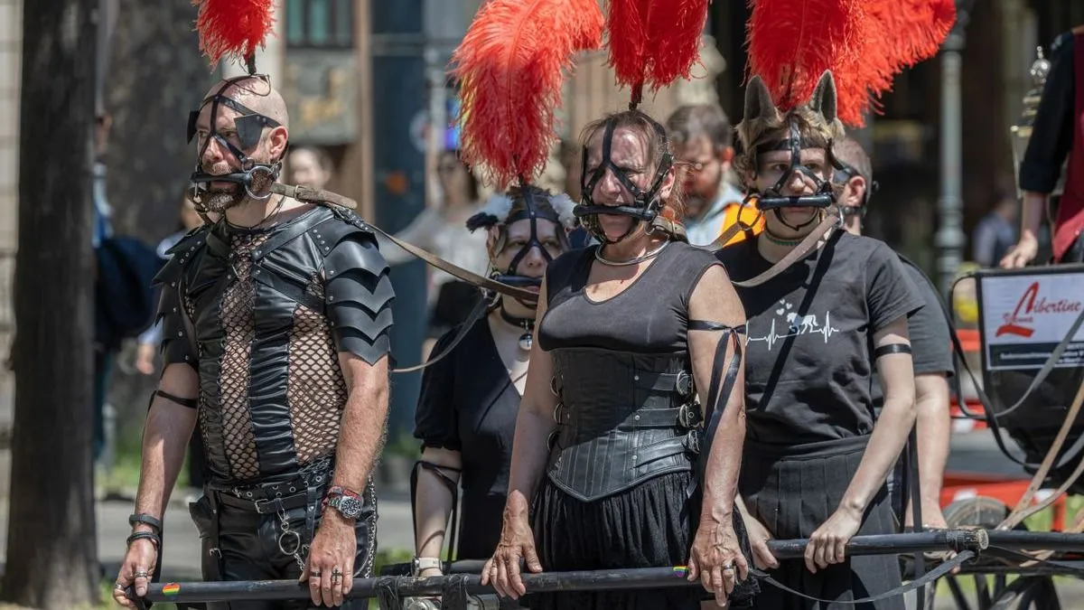 Pelenkás férfiak, szakállas nők, meztelenkedés – durva képeken a bécsi Pride