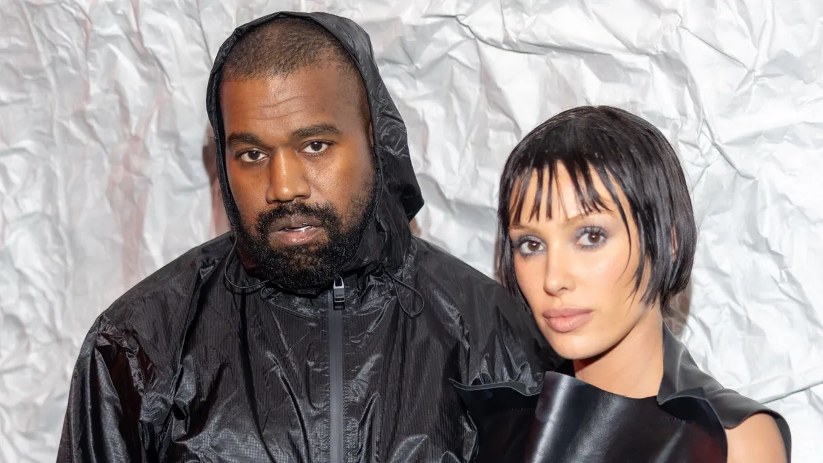 Áttetsző topjában bátran mutogatja mellbimbóit Kanye West felesége