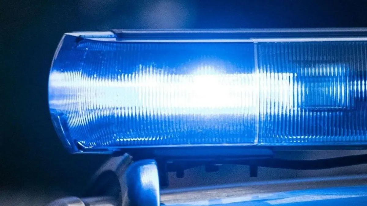 Tragédia a Hungária körúton: a villamost nézte, az autó ütötte el – videó