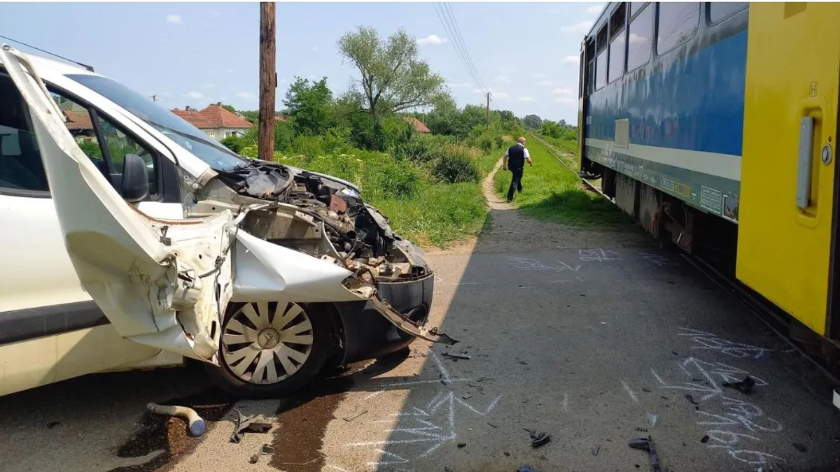 Vonat sodort el egy síneken veszteglő autót - képek és videó a helyszínről