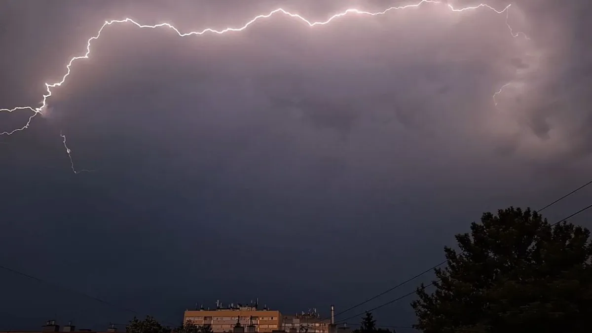 Hatalmas villám hasította ketté Szombathely felett az eget