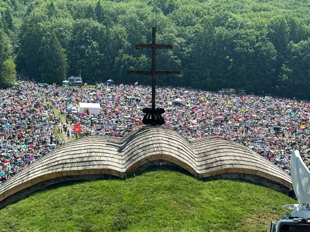Magyarországról közel 1500-an érkeztek a Székely Gyors és Csíksomlyó Expressz összeállított vonataival