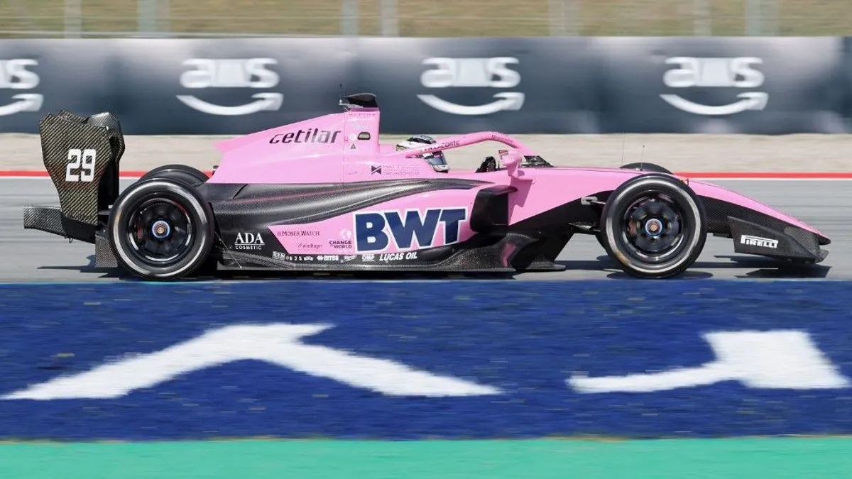 Elképesztő ámokfutása után eltiltották az F1-es csapat pilótáját