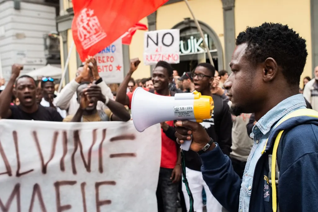 Migránsok Nápolyban (Fotó: AFP)