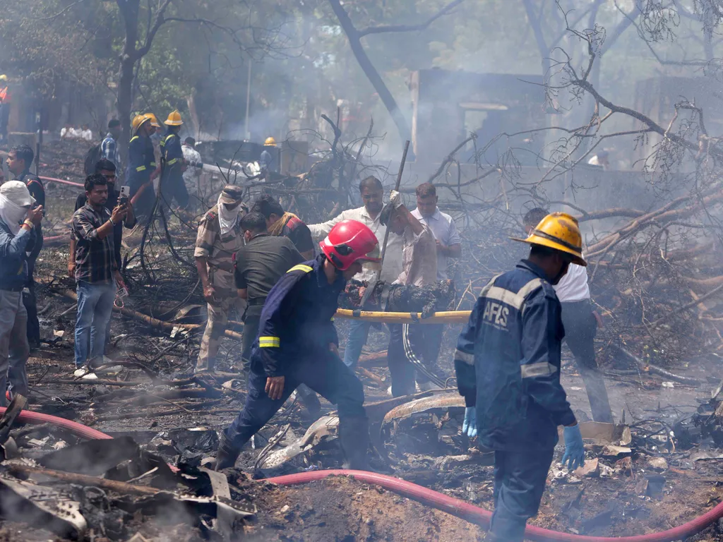 utasszállító repülőgép repülőgép, baleset, lezuhant, repülőgépbaleset, India, Air India, Air India 171-es járat, 2025.06.12., Indiarepülőgépbaleset, Ahmadábád, 2025. június 12.
Tűzoltók a baleset helyszínén, a Gudzsarát állambeli Ahmadábádban 2025. június