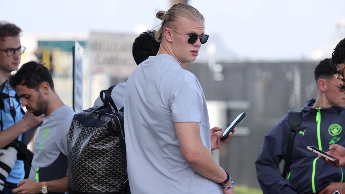 FORT LAUDERDALE, FLORIDA - JUNE 12: Erling Haaland #9 of Manchester City arrives at Fort Lauderdale-Hollywood International Airport prior to the 2025 FIFA Club World Cup on June 12, 2025 in Fort Haaland, Lauderdale, Florida.   Leonardo Fernandez/Getty Images/AFP (Photo by Leonardo Fernandez / GETTY IMAGES NORTH AMERICA / Getty Images via AFP)