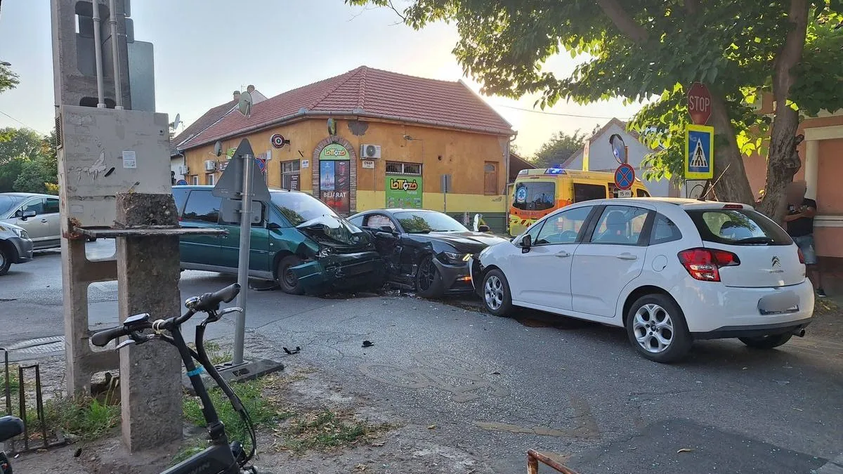Négyes karambol Szegeden: ketten megsérültek