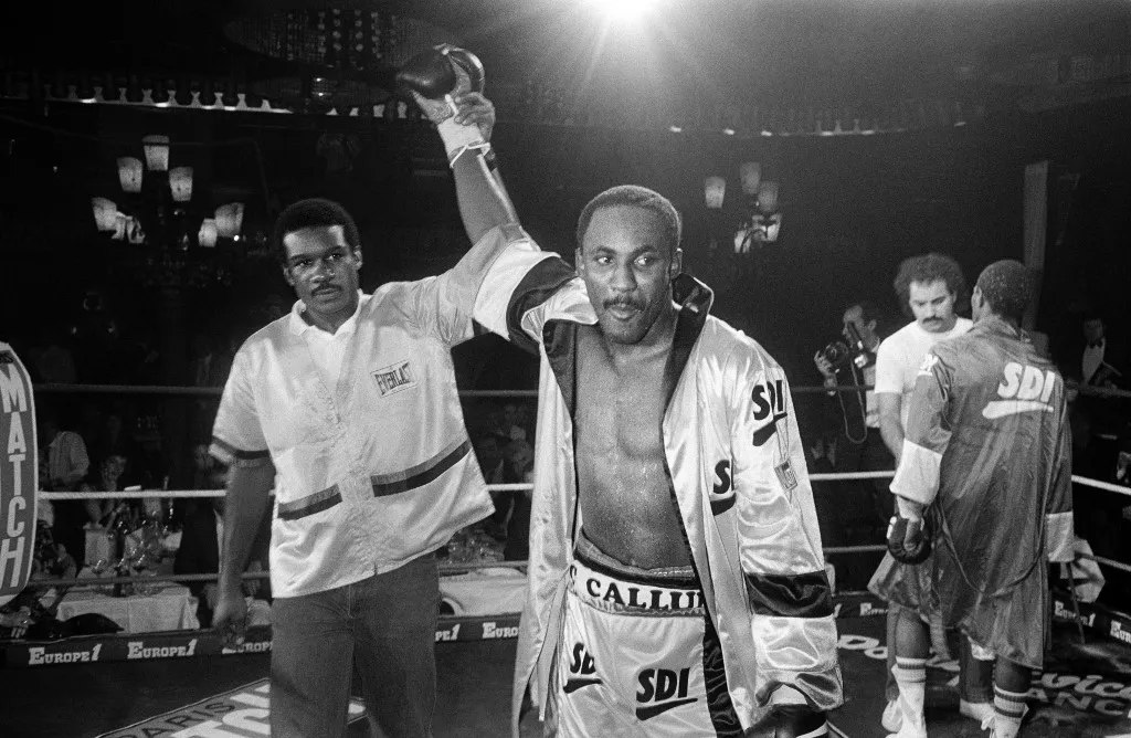 Boksz Photo taken on September 15, 1986 shows Jamaican Mike McCallum at a boxing gala at the Cabaret des Champs Elysées in Paris. Nicknamed "The Bodysnatcher", McCallum held world championships in three weight classes. (Photo by Joel ROBINE / AFP)