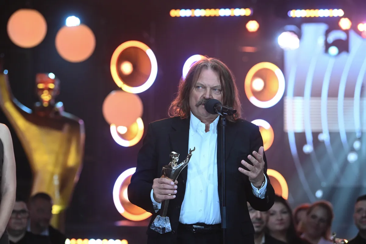 Budapest, 2025. június 1.
Leslie Mandoki (Mándoki László) magyar származású német zenész, producer a közmédia Petőfi Zenei Díjainak átadásán az A38 Hajón 2025. június 1-jén. Az év zenei eseménye díjjal a 2024-ben Szent István ünnepe alkalmából tartott Mandoki Soulmates-koncertet ismerték el.
MTI/Bruzák Noémi