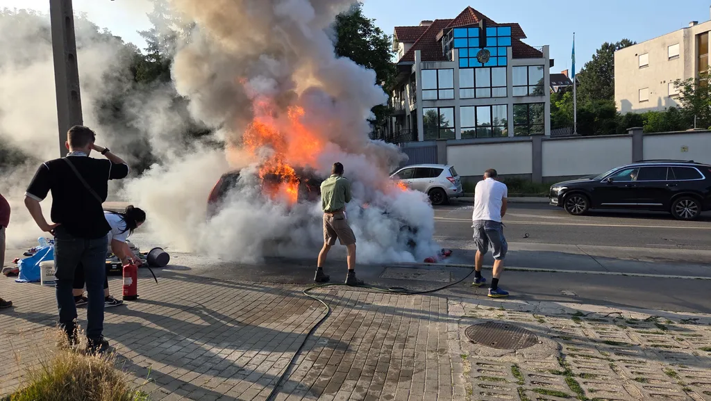 Kigyulladt egy autó, Kigyulladtegyautó, tűz, tűzoltók, A tűzoltók oltják a kigyulladt autót