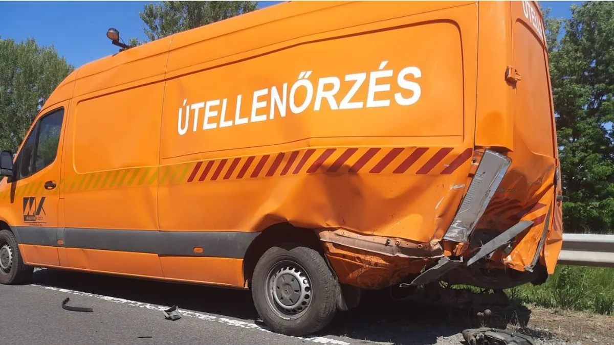 Súlyos baleset: fékezés nélkül csapódtak bele a közútkezelő járművébe