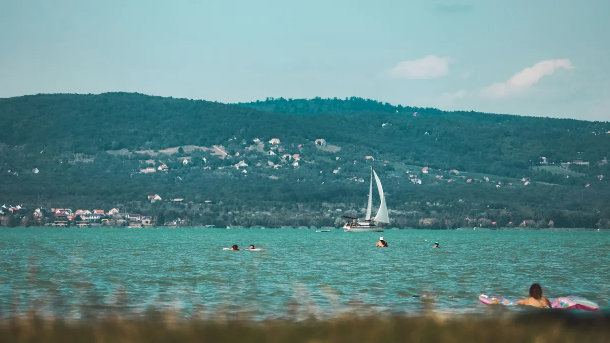 Fürdési tilalmat vezettek be egy népszerű balatoni strandon