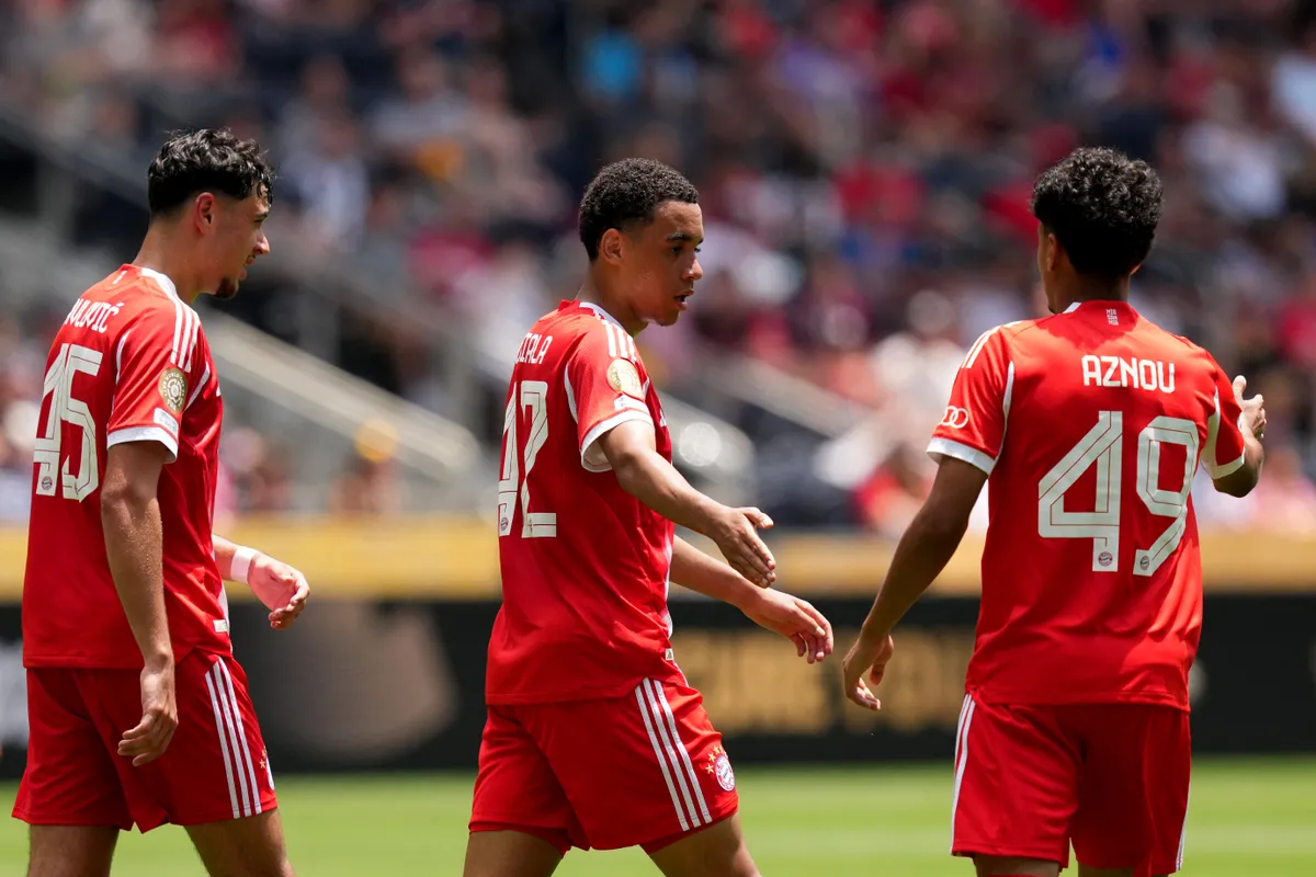 CINCINNATI, OHIO - JUNE 15: Jamal Musiala #42 of FC Bayern Munchen celebrates scoring his team's ninth goal with Adam Aznou #49 and Aleksandar Pavlovic #45 during the FIFA Club World Cup 2025 group C match between FC Bayern München and Auckland City FC at TQL Stadium on June 15, 2025 in Cincinnati, Ohio.   Dylan Buell/Getty Images/AFP (Photo by Dylan Buell / GETTY IMAGES NORTH AMERICA / Getty Images via AFP)
