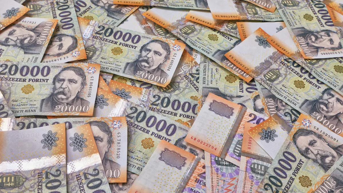 Itt a brutális magyar bérlista, ezekben az ágazatokban már 1 millió forint felett az átlagbér