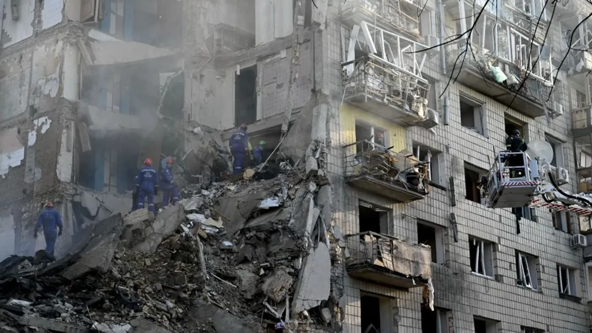 Romok, halottak, pánik és pusztulás - drámai videókon Kijev bombázása