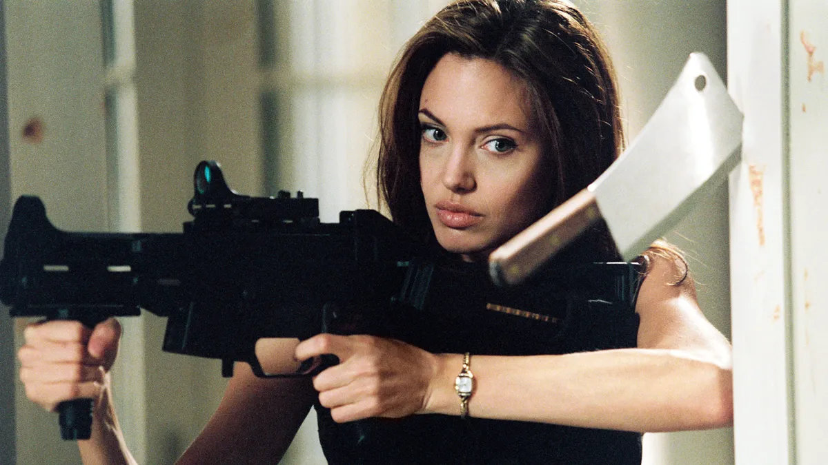 20 éve, gépfegyverrel és bárddal csábította el Angelina Jolie a világ legszexibb pasiját