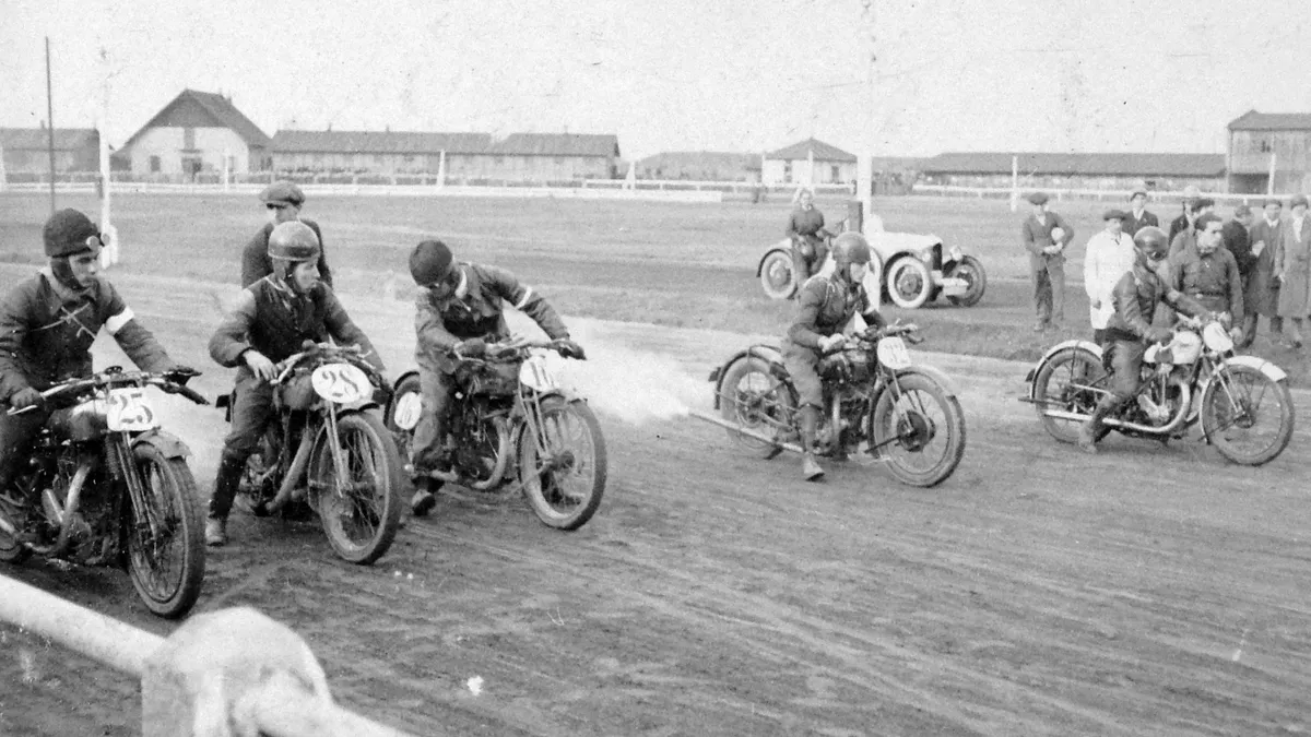 A Népliget legendás aszfaltcsatája, avagy az első magyar motoros álom