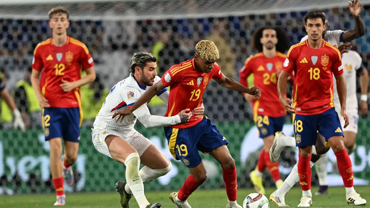 Cristiano Ronaldo először kerül szembe a focivilág új csillagával