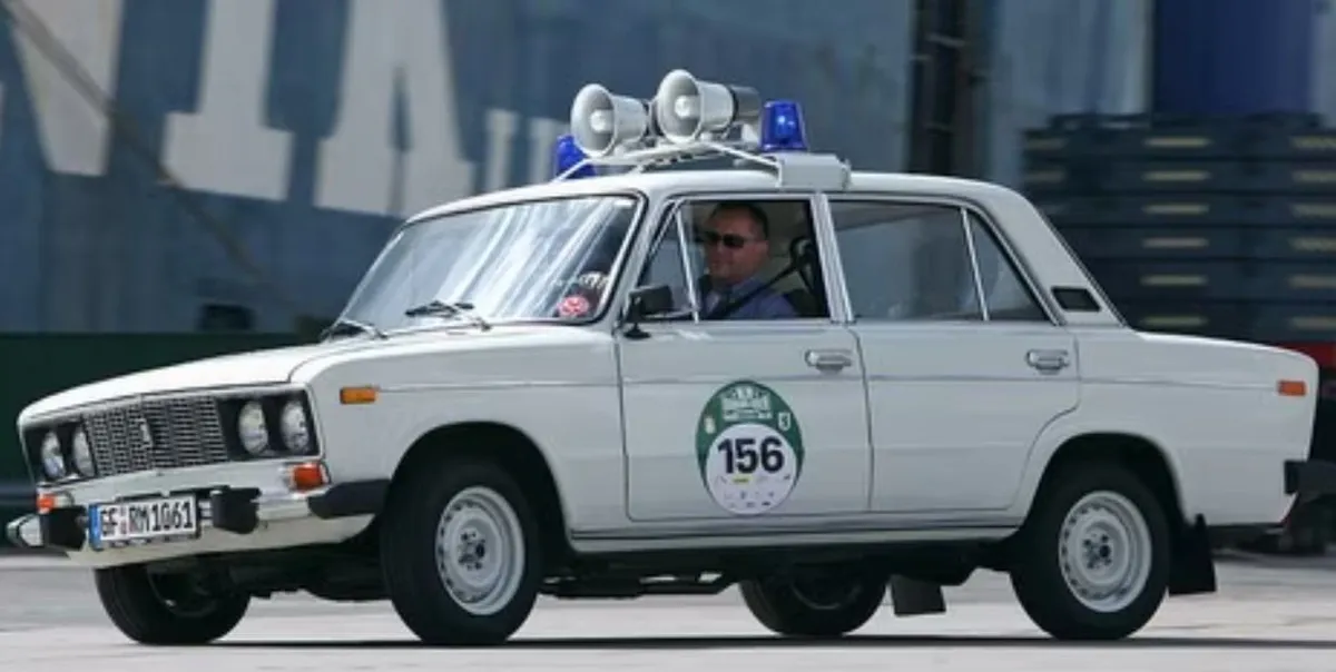 Klasszikus autó a Lada 2106, a Fiat 124 stílusában – bőrrel, fa betétekkel és 78 lóerős motorral.