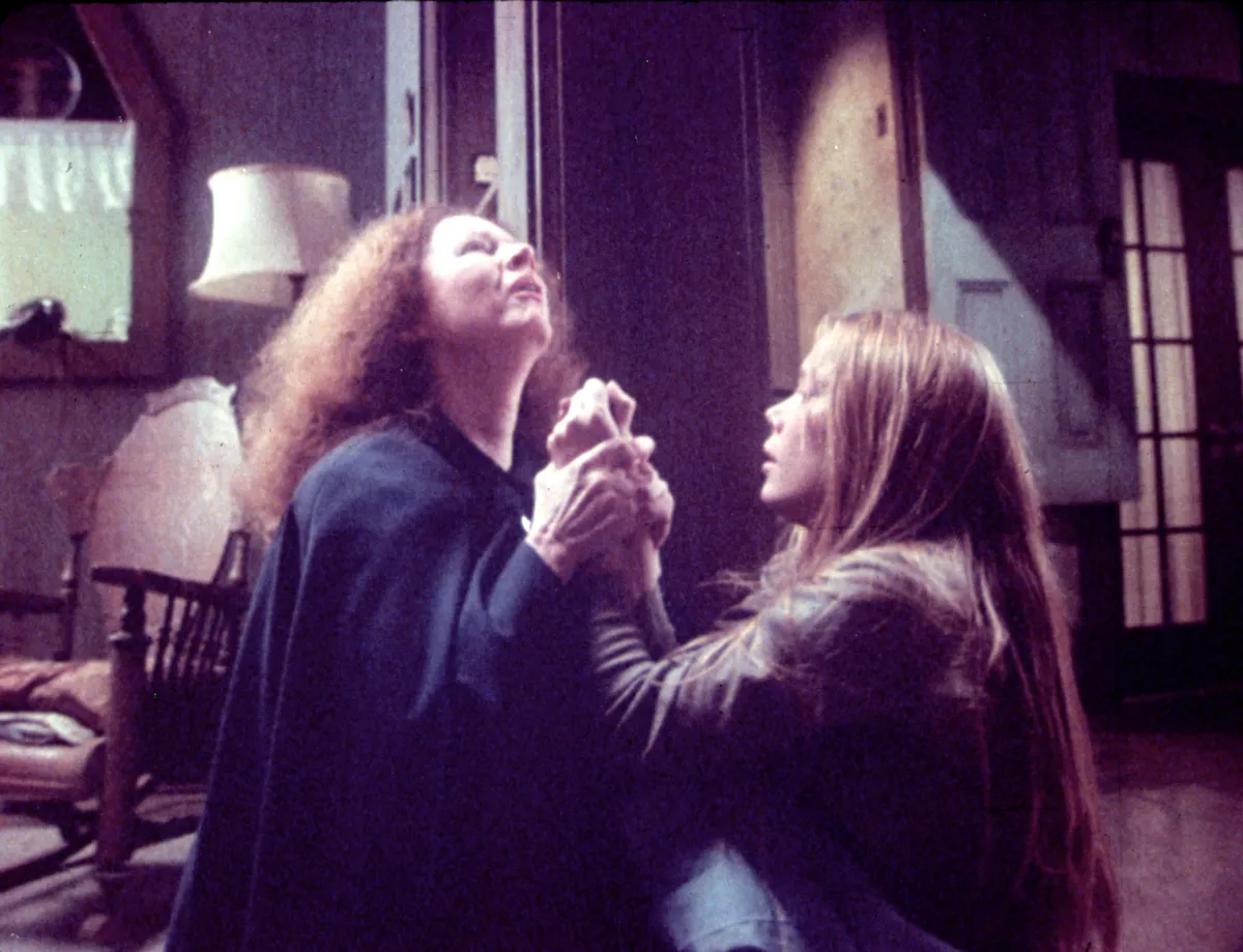 Meryl Streep, Photo ID - 279, Year - 1976, Film Title - CARRIE, Director - BRIAN DePALMA, Studio - UA, Keywords - 1976, BRIAN DePALMA, HIGH SCHOOL, HORROR, PIPER LAURIE, LIVING ROOM, PRAYING, SISSY SPACEK, SUPERNATURAL, TEENAGERS, TELEKINETIC POWERS