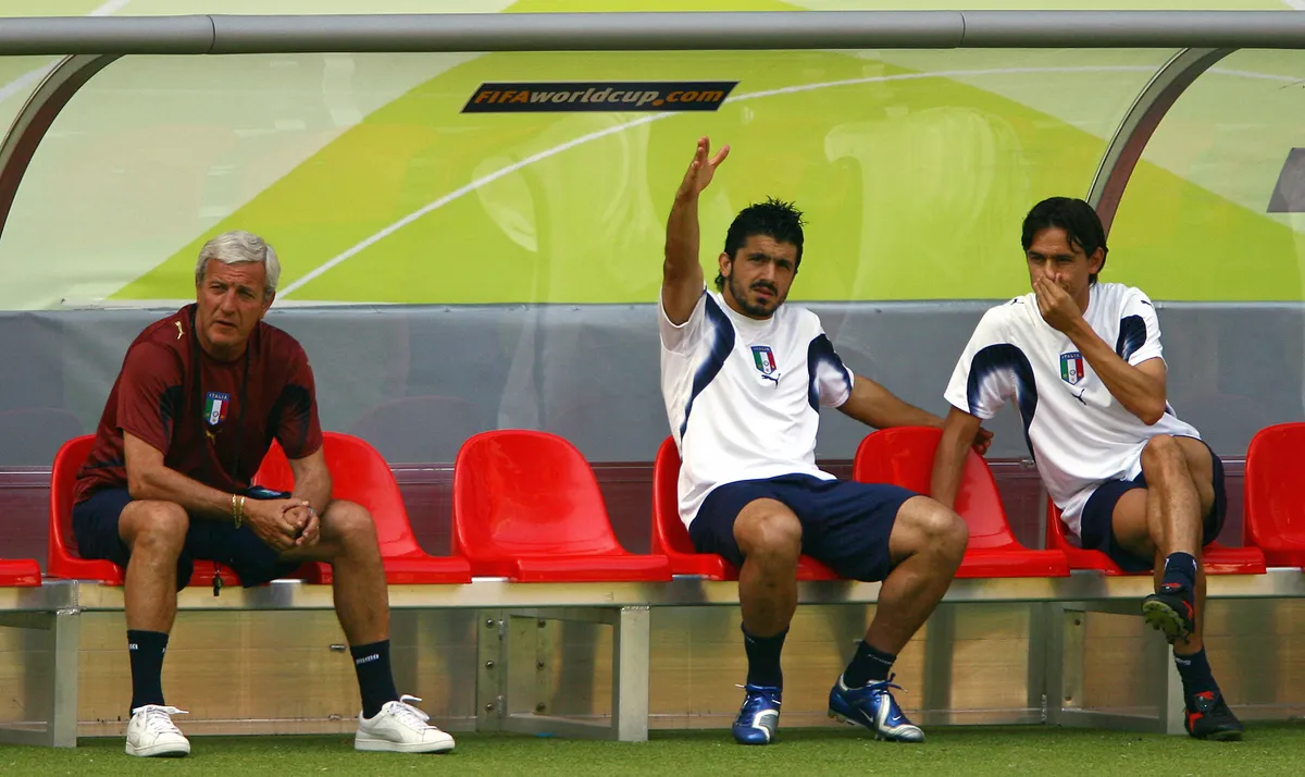 Italian midfielder Gennaro Gattuso (C) talks with teammate Filippo Inzaghi (R) as coach Marcello Lippi (L) during a training session at The Fritz Walter Stadium in Kaiserslautern, 25 June 2006, on the eve of their second round football World Cup 2006 match against Australia. AFP PHOTO / PATRICK HERTZOG (Photo by PATRICK HERTZOG / AFP)