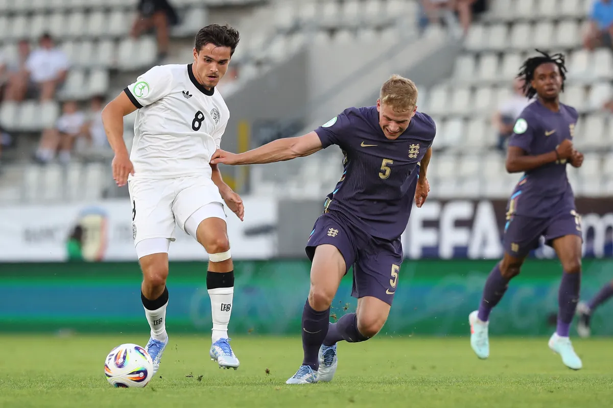 17 June 2025, Romania, Bukarest: Soccer, U19, Men, European Championship, Preliminary Round, Group B, Matchday 2, Germany - England: Germany's Kjell Wätjen (l) and England's Zach Abbott of England fight for the ball. Photo: Stefan Constantin/dpa (Photo by Stefan Constantin / dpa Picture-Alliance via AFP), év meccse