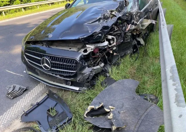 Súlyos fennakadást okozott egy baleset kedd reggel Zalaegerszegen, ahol egy kamion és egy személyautó karambolozott. A teljes útzár miatt több környékbeli útszakaszon is torlódás alakult ki 