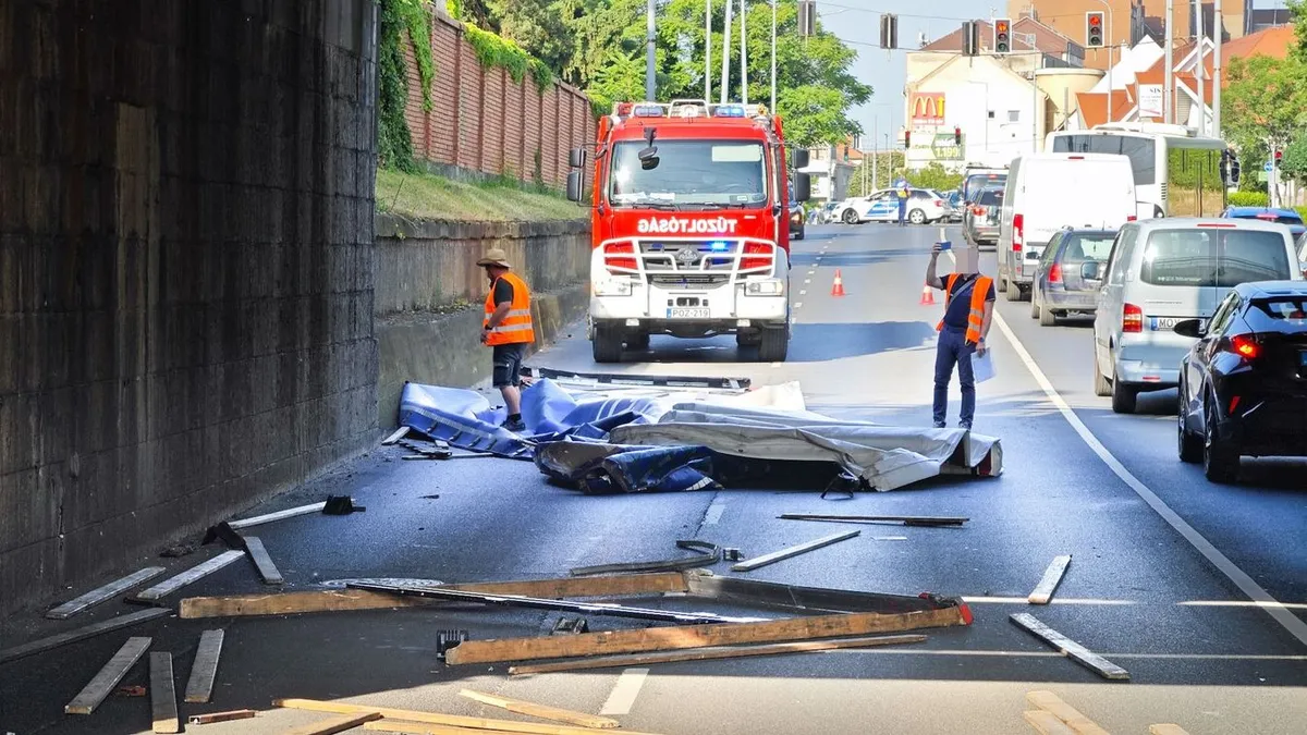 Kamionos akadt fenn a felüljáró alatt a pótkocsijával Szombathelyen
