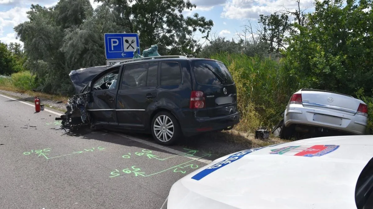Roncsok, törmelék, árokba borult autó és torlódás a tömegkarambol miatt