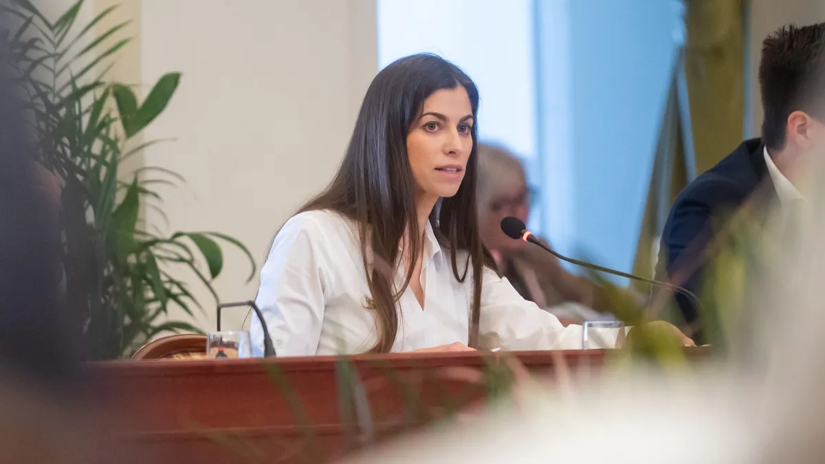 Nem köszöni meg Magyar Péter, ahogy Szentkirályi Alexandra kiosztotta