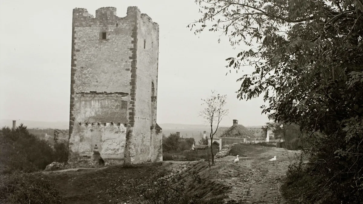 Kinizsi vár, Kinizsi-vár, Nagyvázsony, Magyarország,
Nagyvázsony
Kinizsi vár.
Év
1932
