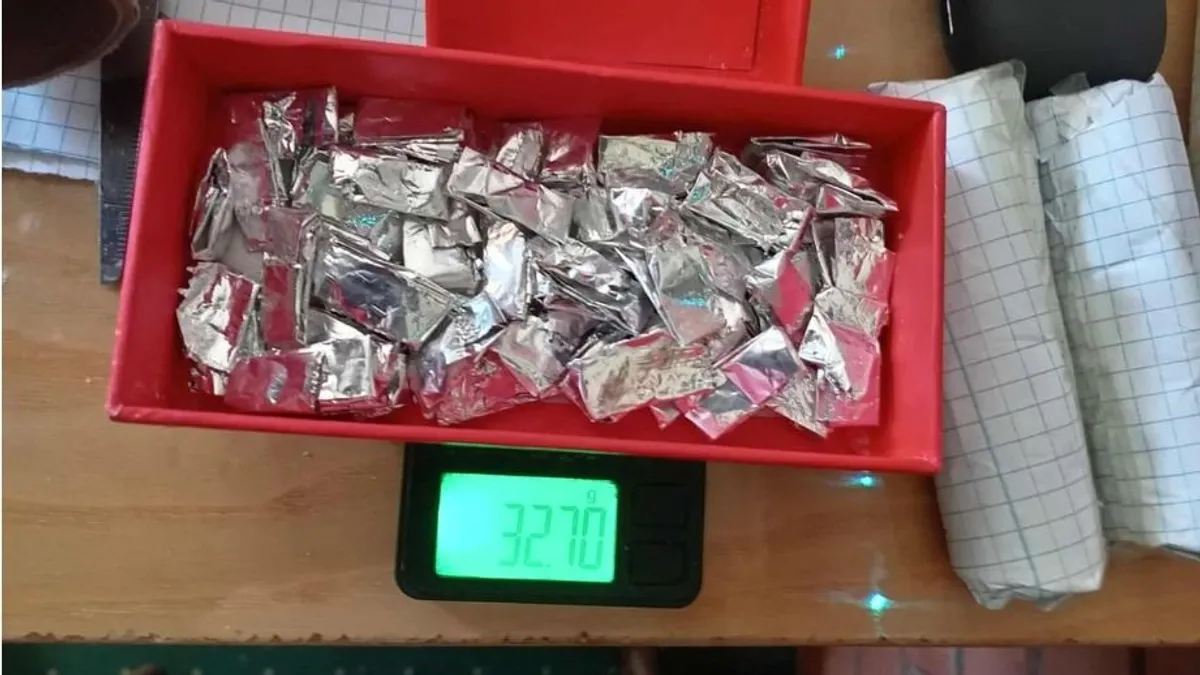Nagymama korú drogdíler és 18 éves unokaöccse bukott le