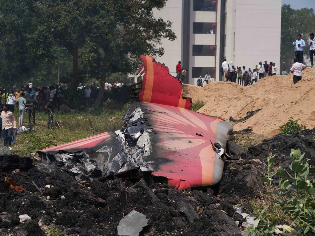 utasszállító repülőgép repülőgép, baleset, lezuhant, repülőgépbaleset, India, Air India, Air India 171-es járat, 2025.06.12., Indiarepülőgépbaleset, Ahmadábád, 2025. június 12.
Repülőgépdarabok a baleset helyszínén a Gudzsarát állambeli Ahmadábádban 2025.