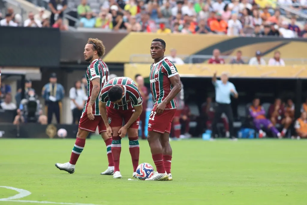 hajléktalan Jhon Arias #21 and Guga #23 of Fluminense FC prepare for the free kick during the FIFA Club World Cup 2025 group F match between Brazil's Fluminense FC and South Korea's Ulsan HD FC at MetLife Stadium. Fluminense FC beats Ulsan Hyundai 4-2 in East Rutherford, New Jersey, on June 21, 2025. (Photo by Horacio Zamora Rios/ Eyepix Group) (Photo by Eyepix/NurPhoto) (Photo by Eyepix / NurPhoto via AFP)