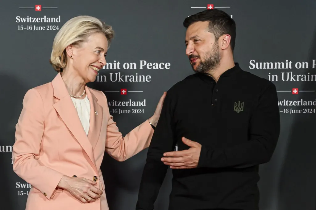 Ursula von der Leyen (B) az Európai Bizottság elnöke és Volodimir Zelenszkij Ukrajna elnöke (Fotó: AFP)