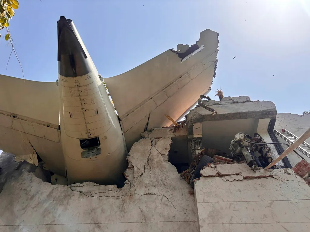 utasszállító repülőgép repülőgép, baleset, lezuhant, repülőgépbaleset, India, Air India, Air India 171-es járat, 2025.06.12., Indiarepülőgépbaleset, Ahmadábád, 2025. június 12.
Az indiai Központi Ipari Biztonsági Erők (CISF) felvétele az Air India légitár