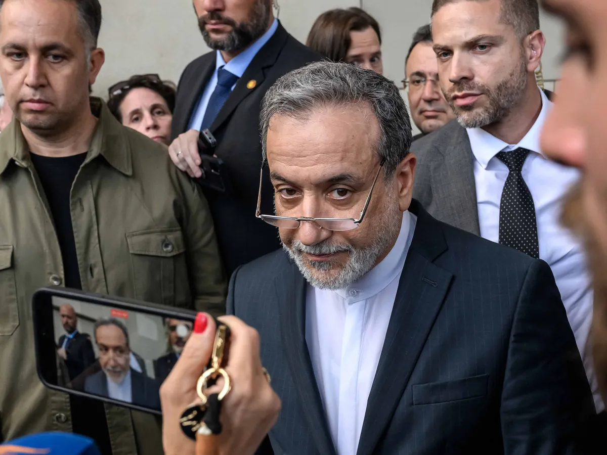 Abbász Aragcsi iráni külügyminiszter, AbbászAragcsiiránikülügyminiszter, Abbas Araghchi leaves after a meeting on Tehran's nuclear programme, with Germany's Foreign Minister, France's Minister for Europe and Foreign Affairs, European Union High Representative for Foreign Affairs and Security Policy and Britain's Foreign Secretary at the Intercontinental Hotel in Geneva on June 20, 2025, aside of a meeting of European Foreign Ministers, as European countries call for de-escalation of tensions after Israeli bombings aimed at breaking Iranian nuclear program. Top European diplomats are set to meet with Iran's Foreign Minister Abbas Araghchi in Geneva on June 20 to discuss Iran's nuclear programme. (Photo by Fabrice COFFRINI / AFP)