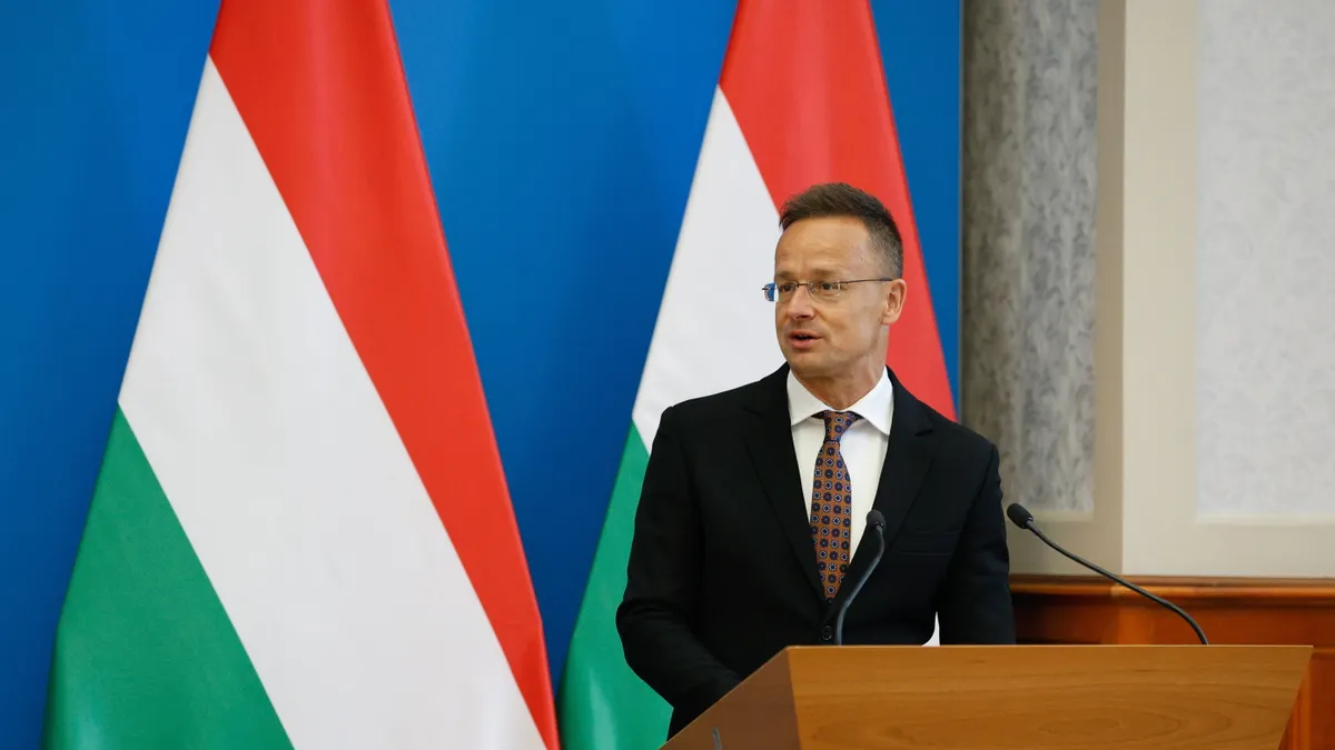 Éjszaka indult útnak Szijjártó Péter