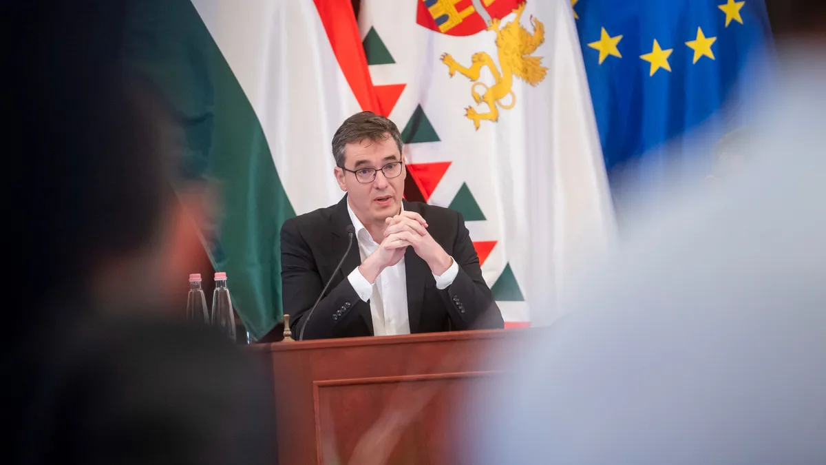 Hiába van csődközelben a főváros, a kétszázmilliárdot elherdáló Karácsony így sem engedi el Rákosrendezőt