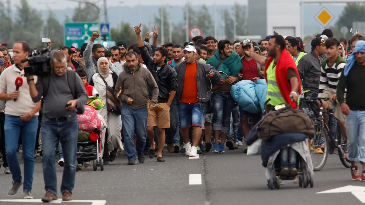 Óriási a baj: migránsok áradata bénítja meg ez Egyesült Királyságot