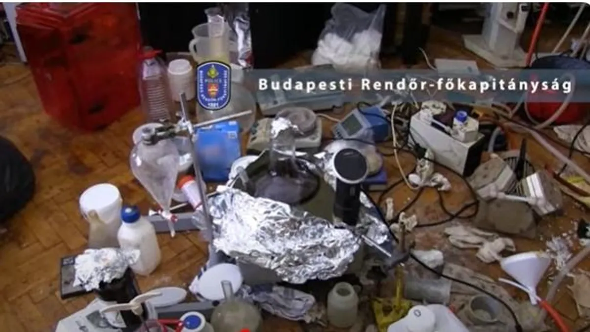 Robbanásveszélyes droglabor működött egy budapesti társasházban