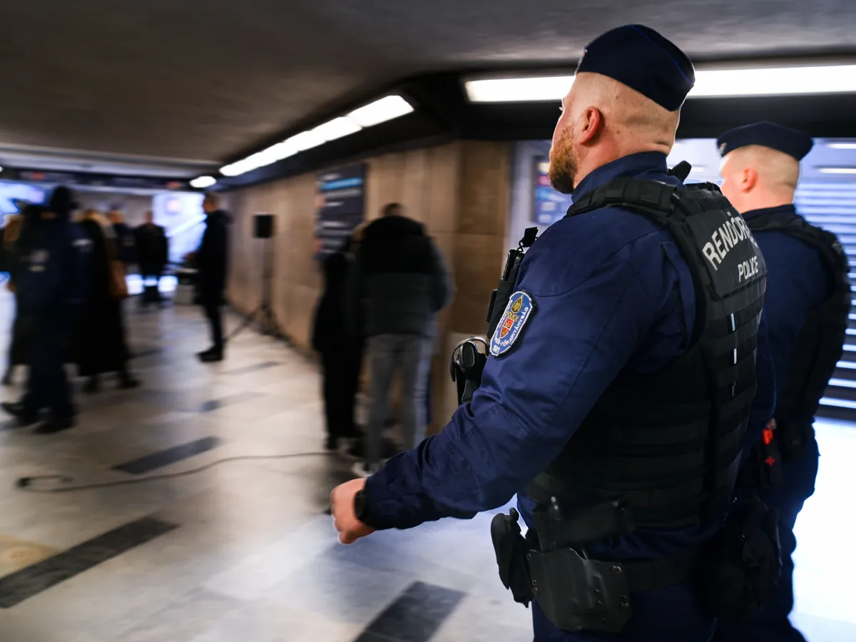 Budapest, 2025. február 7.
Rendőrök járőröznek az Astoria csomópont aluljáróban 2025. február 7-én. Ezen a napon Rétvári Bence, a Belügyminisztérium parlamenti államtitkára és Wieszt Ferenc rendőr ezredes, a Budapesti Rendőr-főkapitányság közrendvédelmi főosztályának vezetője a budapesti aluljárók fokozott rendőri ellenőrzéséről tartott itt sajtótájékoztatót. Az ellenőrzést azt követően kezdték el, hogy az elmúlt években egyre több panasz érkezett az aluljárók közrendjére és a tisztaság állapotára.
MTI/Koszticsák Szilárd