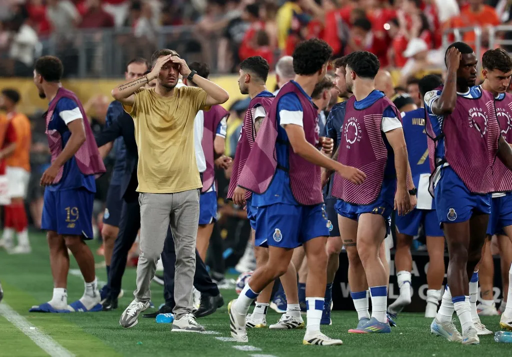 klubvilágbajnokság FC Porto's Argentinian coach Martin Anselmi gestures during the FIFA Club World Cup 2025 Group A football match between Portugal's Porto FC and Egypt's Al-Ahly at the MetLife stadium in East Rutherford, New Jersey on June 23, 2025. (Photo by FRANCK FIFE / AFP)