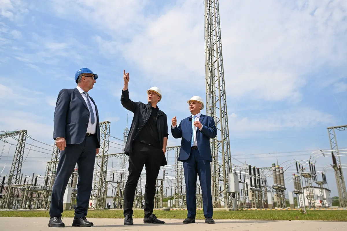 Göd, 2025. május 21.
Czepek Gábor, az Energiaügyi Minisztérium (EM) parlamenti államtitkára (k), Szarvas Ferenc, a MAVIR vezérigazgatója (b) és Handl Péter, a cég technológiai és innovációs osztályvezetője az áramszolgáltató vállalat gödi alállomásának avatásán 2025. május 21.
MTI/Illyés Tibor
