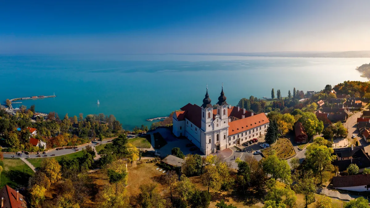 Új típusú turista jelent meg a Balatonnál, és a kiszolgálása nagyon nem egyszerű