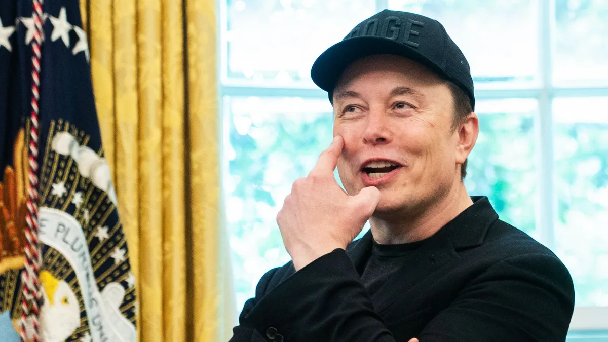 Elon Musk kiosztotta Bonót: „Hazudik vagy ostoba”